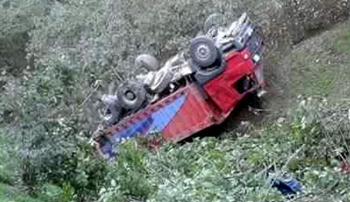 Kamyon 40 metrelik uçuruma yuvarlandı: 1 yaralı