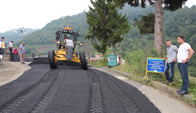 Trabzon'da yol asfalt çalışmaları sürüyor