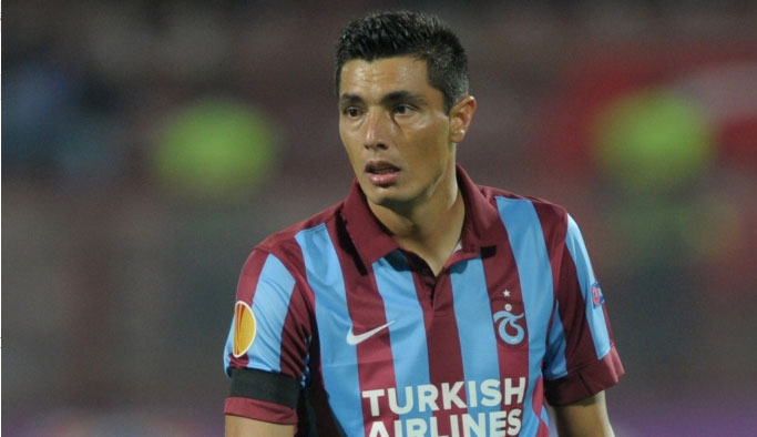 Cardozo son voleyi vurmak istiyor!