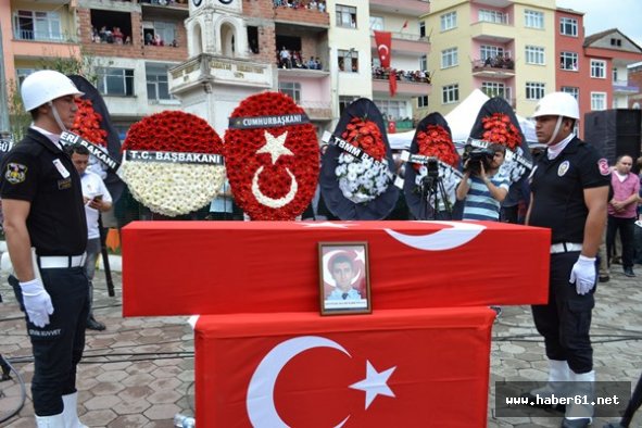 Ordu şehidini bağrına bastı