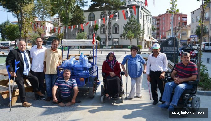 Engelli vatandaştan engelli derneğine mavi kapak