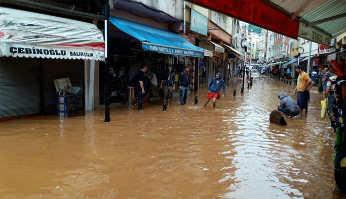 Rize'yi yağmur vurdu! 1 çocuk kayboldu