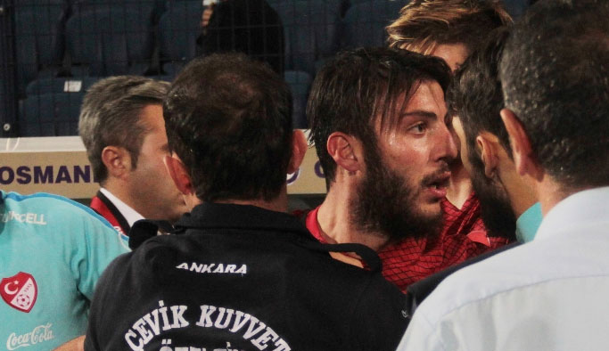 Milli maçta olay çıktı!