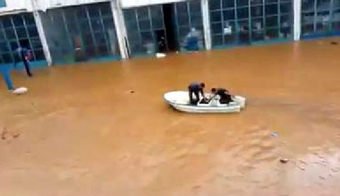 Artvin'de kayıkla sanayide gezdiler!