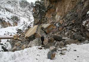 Heyelan yolu kapattı