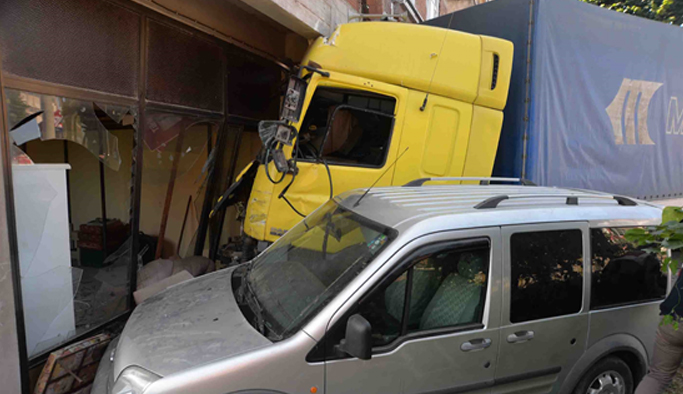 Ordu'da tır 10 aracı hurdaya çevirdi: 9 yaralı