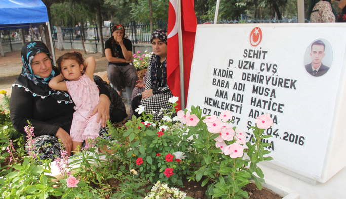 Şehit babasını ziyarete giden minik Lara yürekleri dağladı