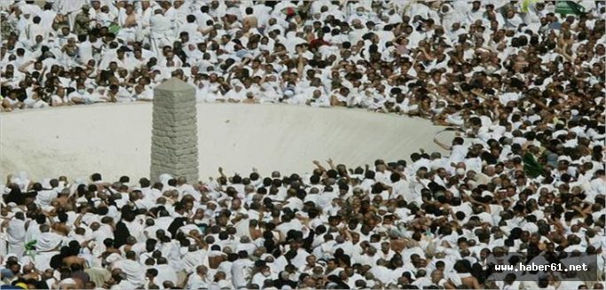 Hacı adayları şeytan taşladı