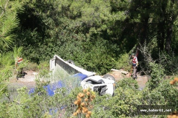 Kamyonet uçuruma yuvarlandı: 1 ölü 2 yaralı