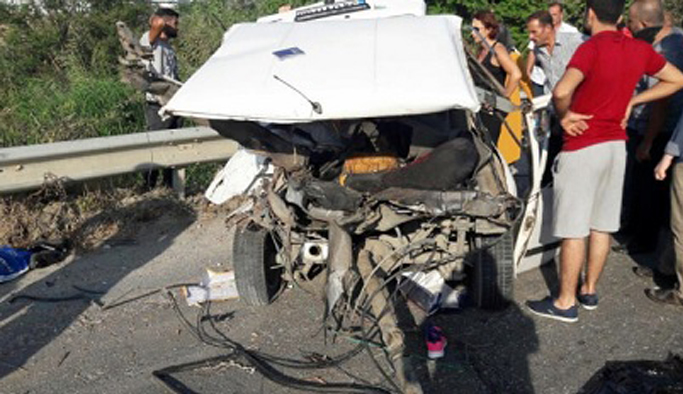 Otomobil ikiye ayrıldı: 1 ölü, 2 yaralı