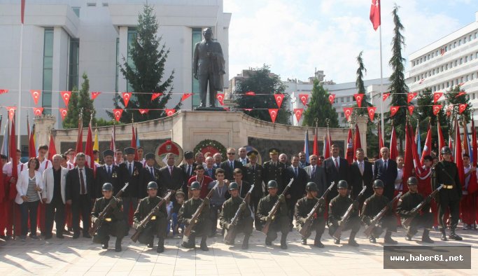 Atatürk bugün Trabzon'a geldi