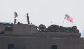 PKK'lı PYD'liler Amerikan'nın bayrağını astı