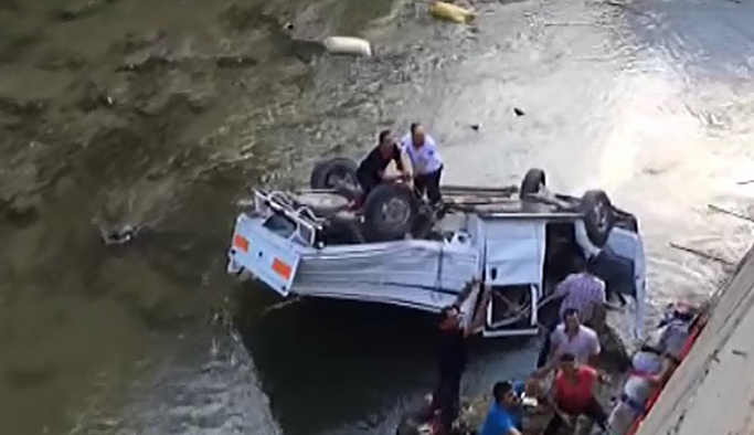 Giresun'da kamyonet dereye uçtu