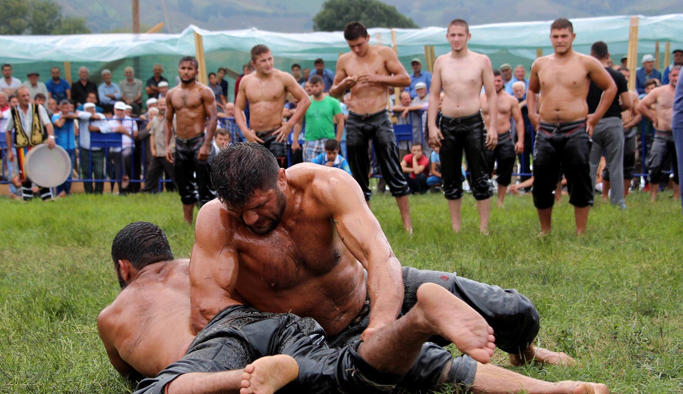 Rakibini bir dakikada devirdi