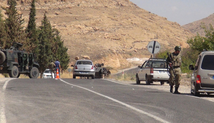 Yol kesen teröristler sivil aracı taradı