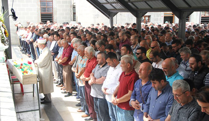 Gizem Akçay çiçeklerle uğurlandı