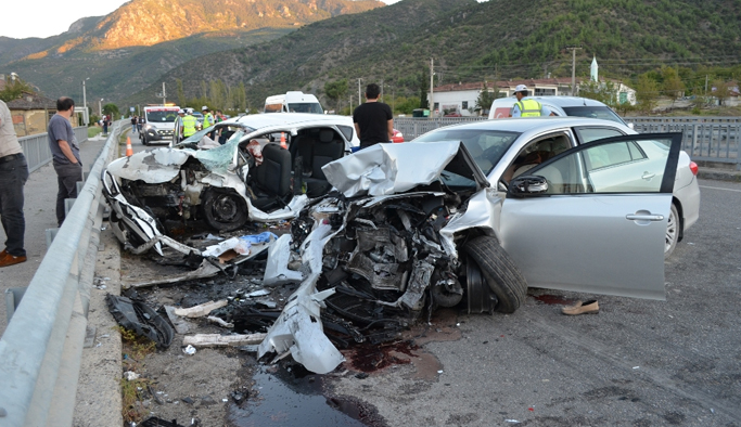 Karşı şeride geçen otomobil iki araca çarptı: 7 yaralı