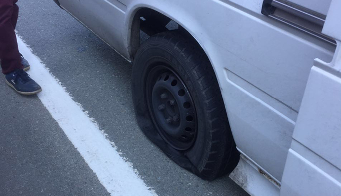 Trabzon-Rize seferindeki minibüsün lastiği patladı, yolcular panik yaşadı