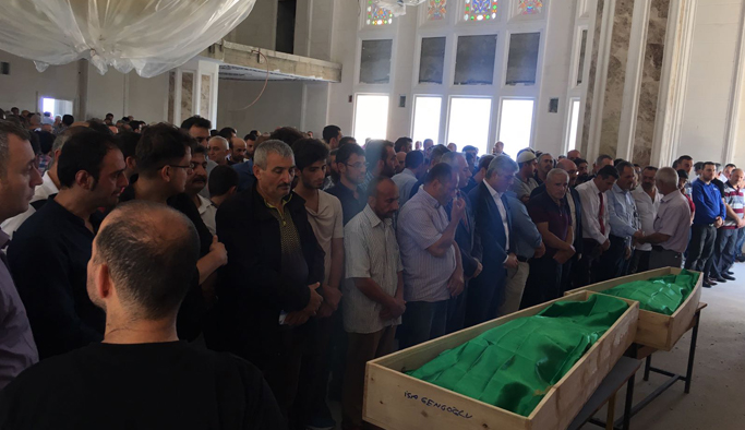 Trabzon'da oğluyla yan yana uğurlandı