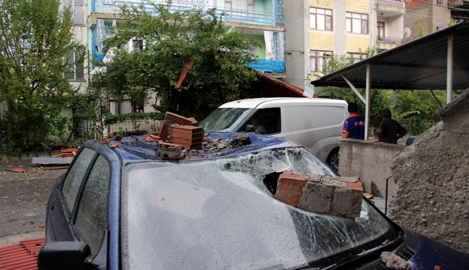 Çatılar uçtu, ağaçlar devrildi!