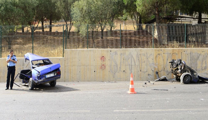 Otomobil ikiye ayrıldı: Korkunç kaza kamerada