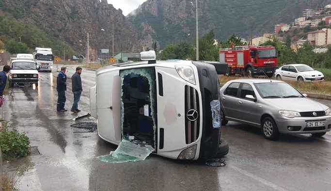 Trabzon'a gelen minibüs devrildi