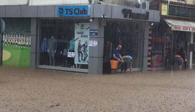 Sağanak yağış ilk Beşikdüzü’nü vurdu