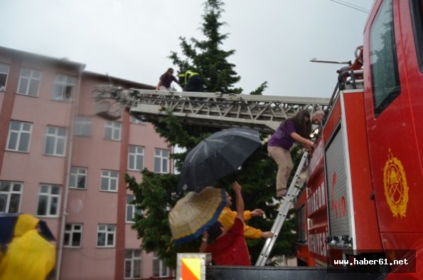 Sel yüzünden okulda mahsur kaldılar
