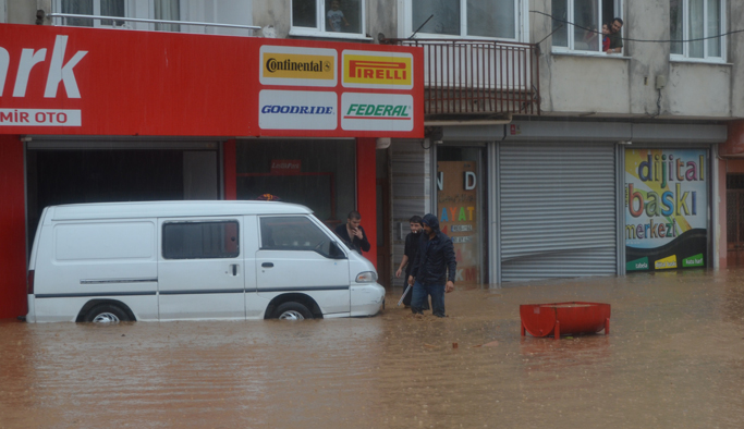 Beşikdüzü'ndeki selde 2 kişi öldü!