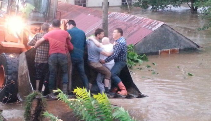 Beşikdüzü'nde insanlar botlarla ve iş makineleriyle kurtarılıyor