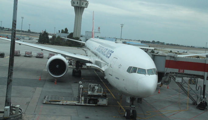 Uçağa bagaj yükleme aracı çarptı