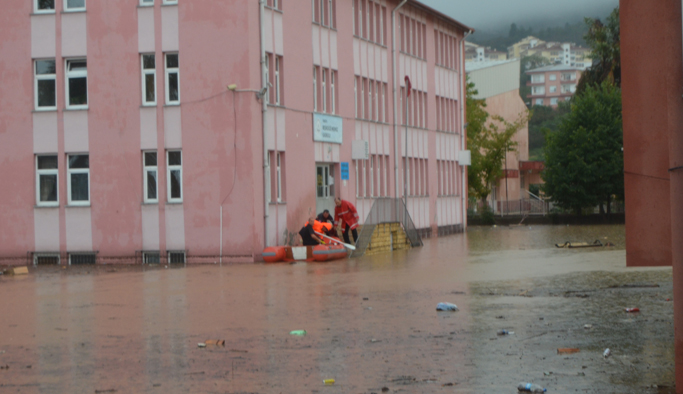 Trabzon'da sel bölgesinde okullar tatil