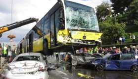 Metrobüs araçları ezdi geçti