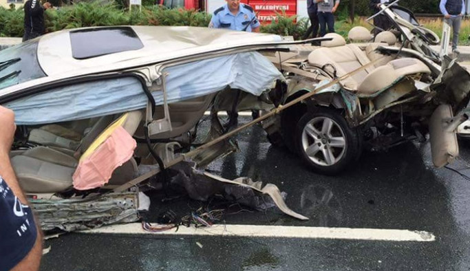 İkiye bölünen araçtan yarasız kurtuldu!