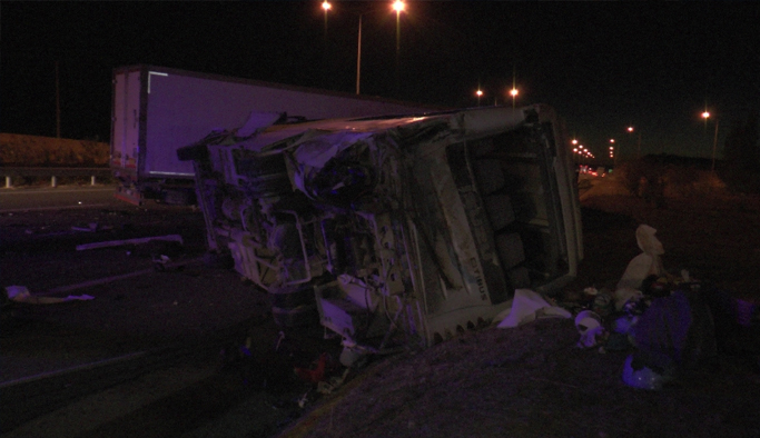 Minibüs, TIR'la çarpıştı: 31 yaralı