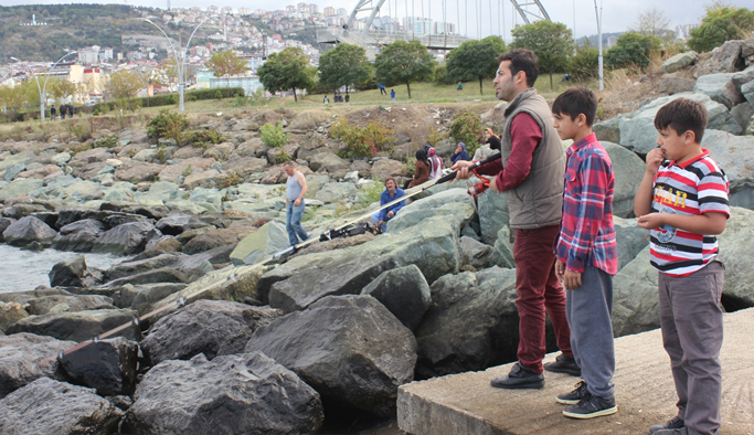 Trabzon'da Afganlı çocukların balık sevinci