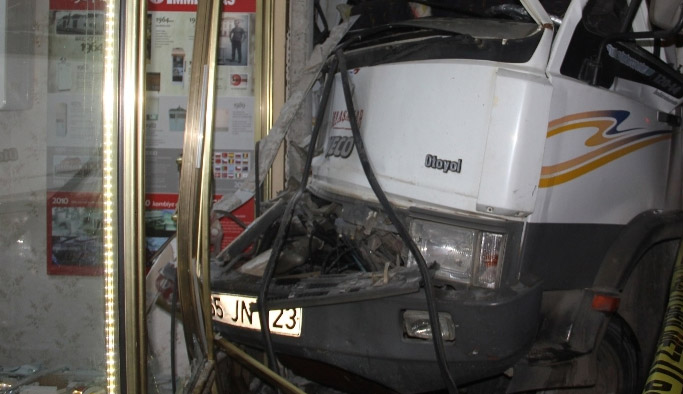 Samsun'da freni patlayan kamyon dükkana girdi!