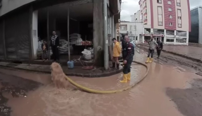 Beşikdüzü'nde emekler su altında kaldı
