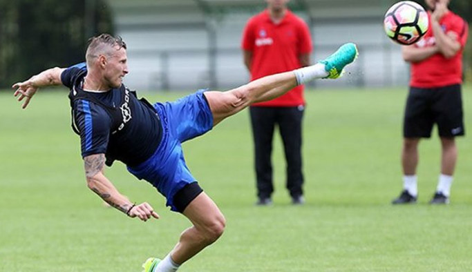 Durica gençlere taş çıkarttı!