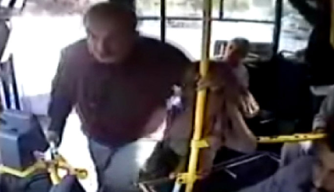 Otobüste dehşet! Yolcu şoförü bıçakladı