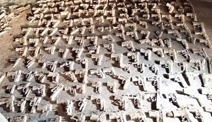 Toprak altında yüzlerce silah bulundu