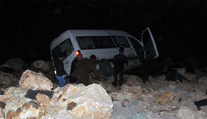 Tırla yolcu minibüsü çarpıştı: 4 ölü, 11 yaralı