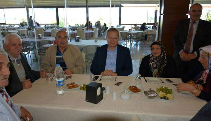 Trabzon Valisi Yavuz Yaşlılarla bir araya geldi