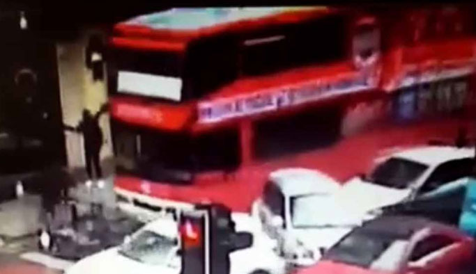 Şoförü fenalaşan otobüs araçları biçti