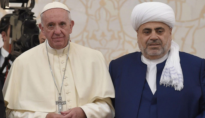 Papa’ya Kur’an-ı Kerim hediye edildi