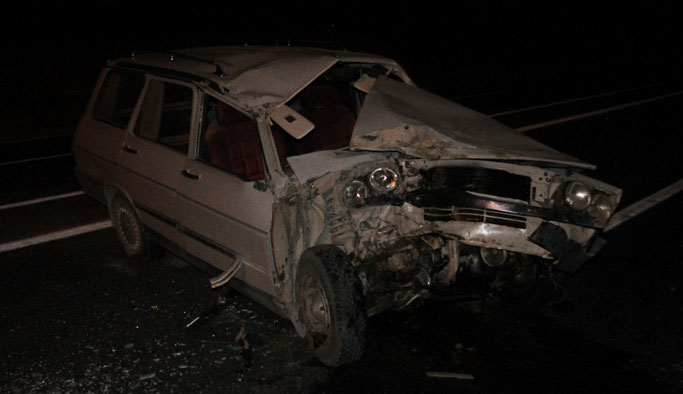 Traktörle otomobil çarpıştı: 2 ölü