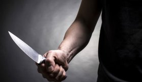 Ünlü radyocu bıçaklandı!