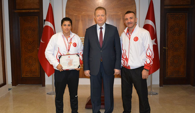 Şampiyon Busenaz'dan Vali Yavuz'a ziyaret