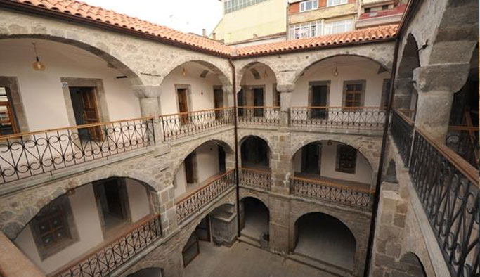 Trabzonlu anne evlat acısını böyle hafifletiyor