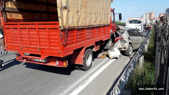 Rize'de arızalanan araca kamyon çarptı